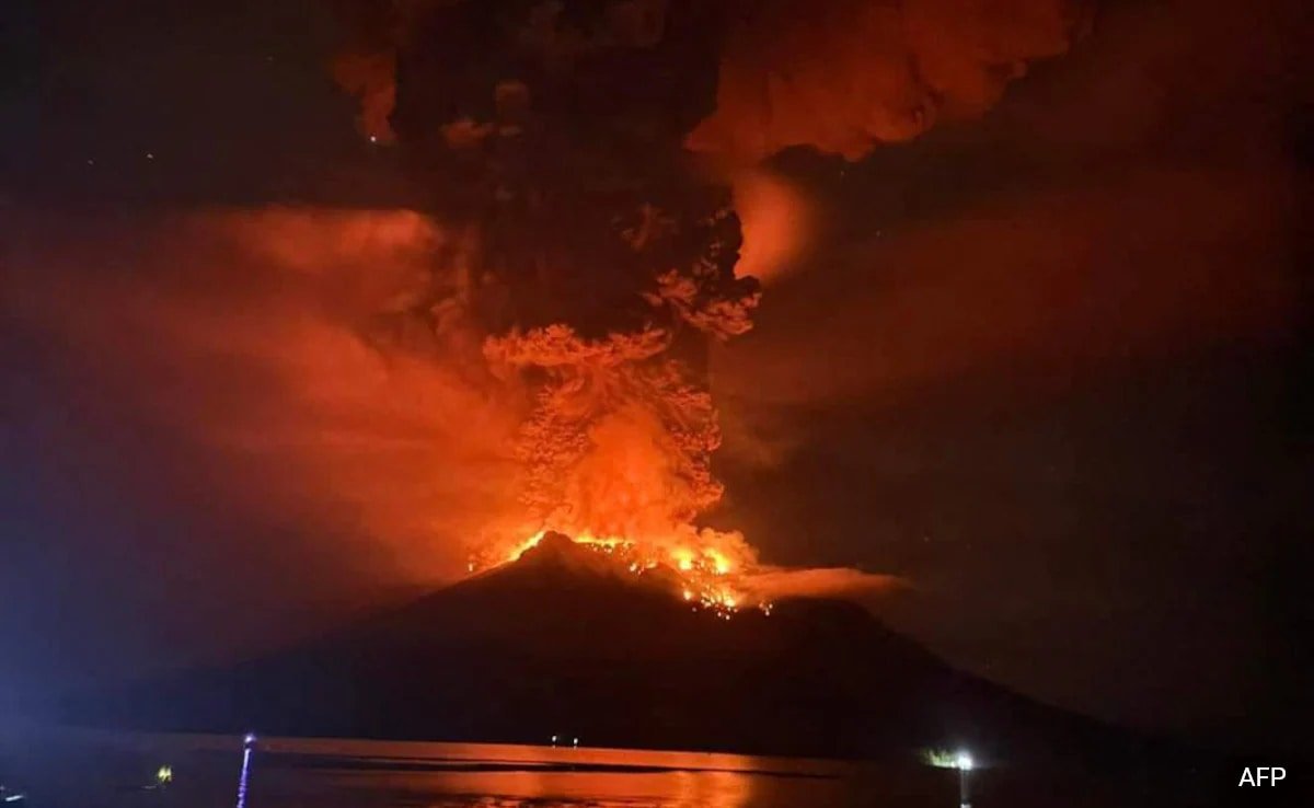 800 People Evacuated After Volcano Erupts In Indonesia