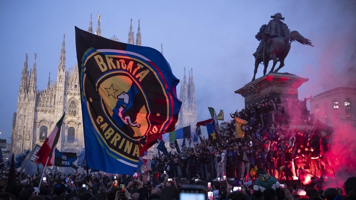 Inter celebrates Serie A title with an open-air bus parade; Abraham secures Roma a draw at Napoli